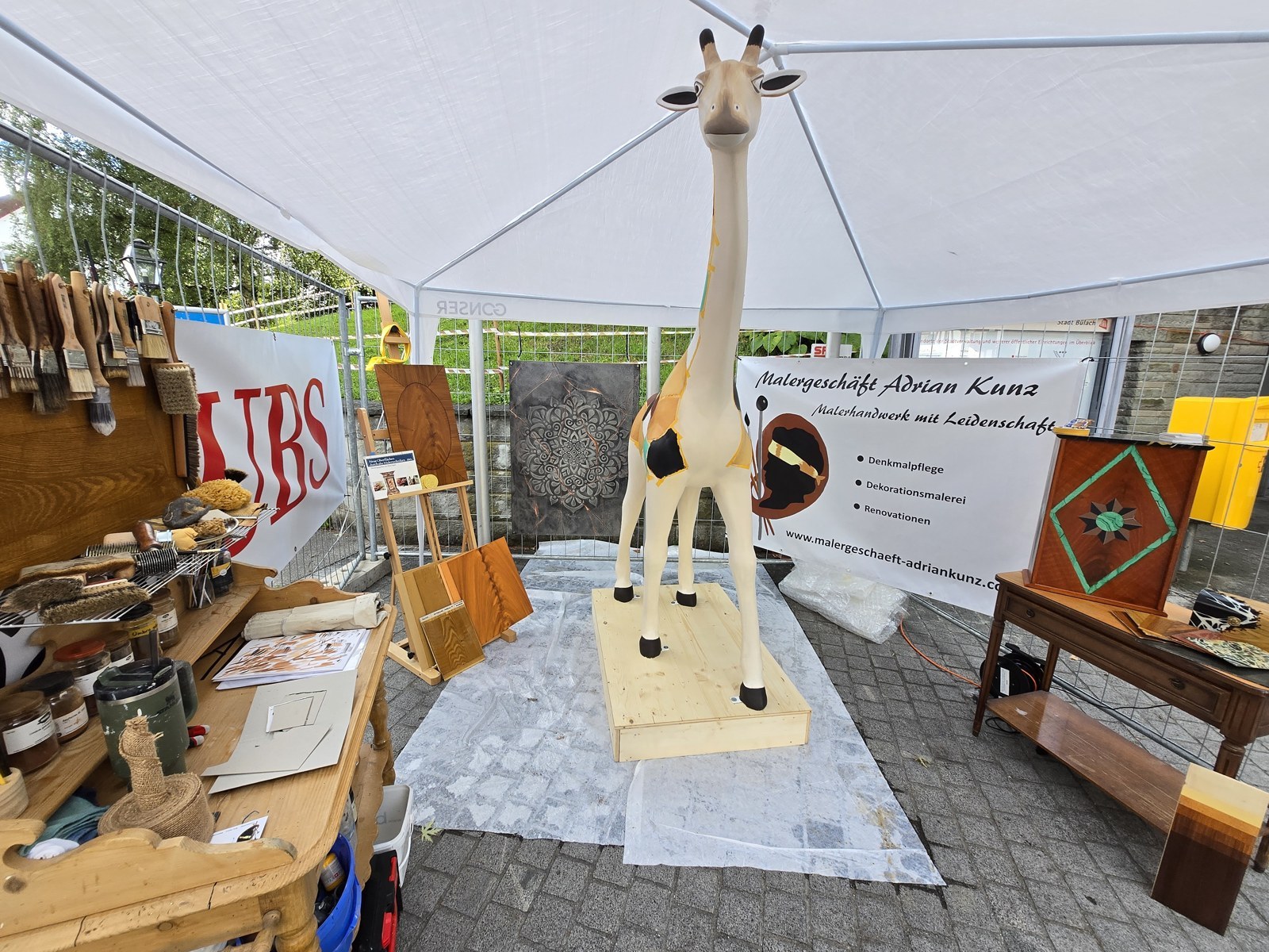 Stand von Adrian Kunz mit Giraffe und Musterplatten