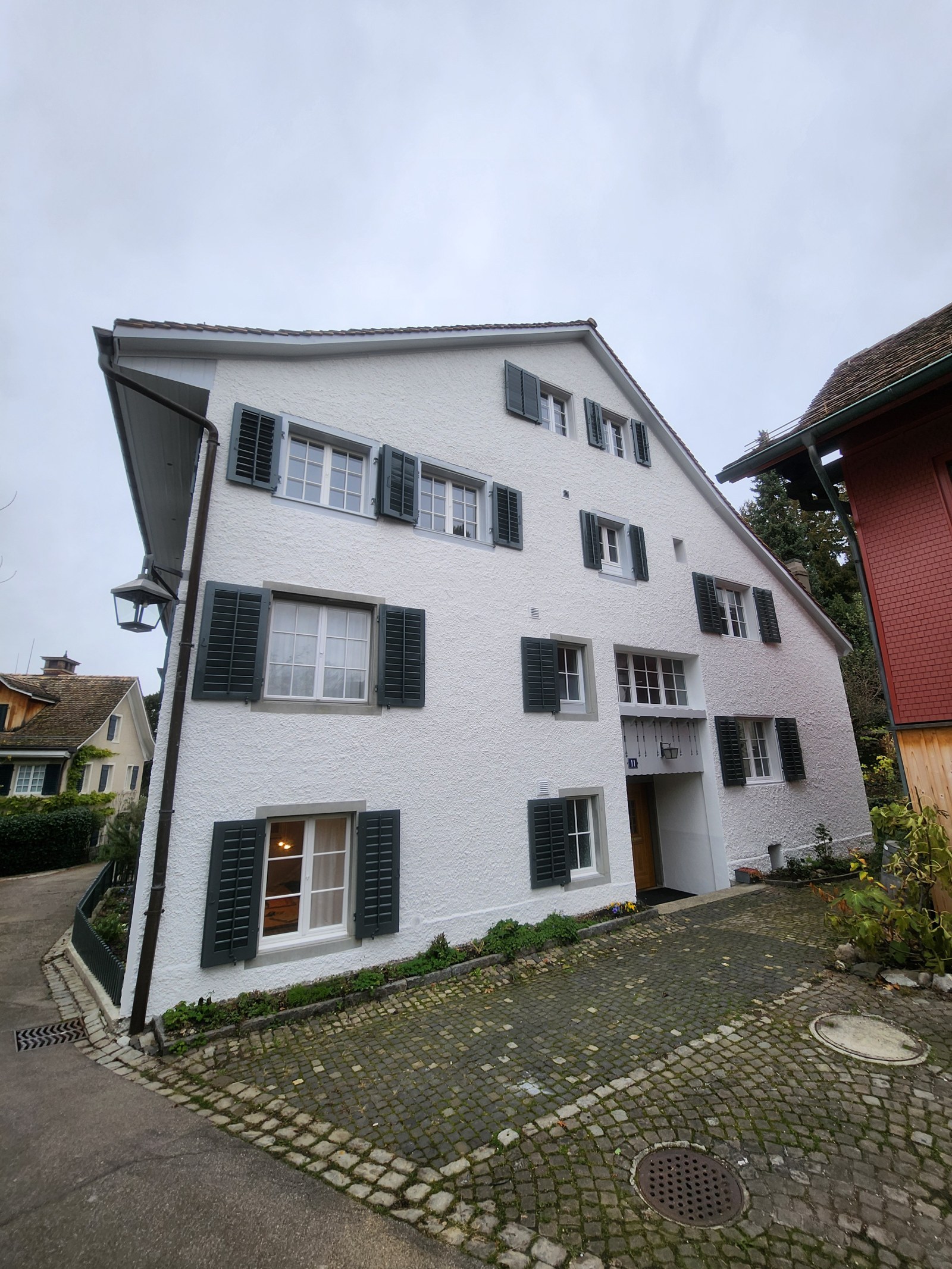 Weisses Mehrfamilienhaus mit renovierter Fassade