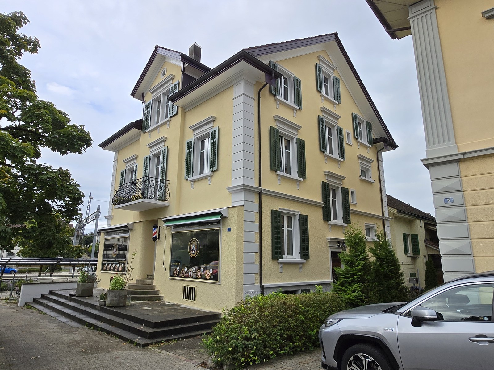 Gelbe Villa mit renovierter Fassade