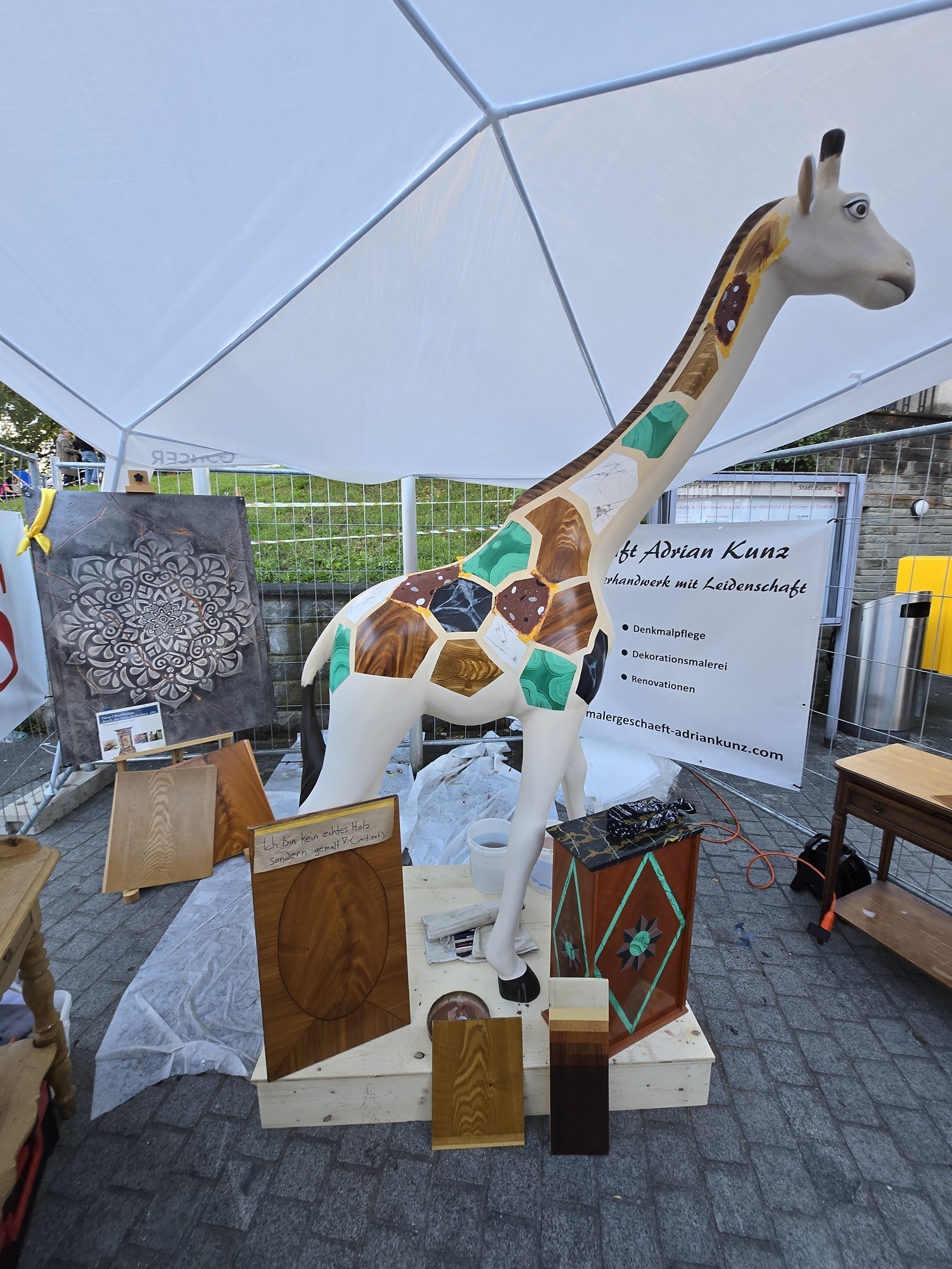 Giraffe Gustavo mit Holz- und Steinimitation