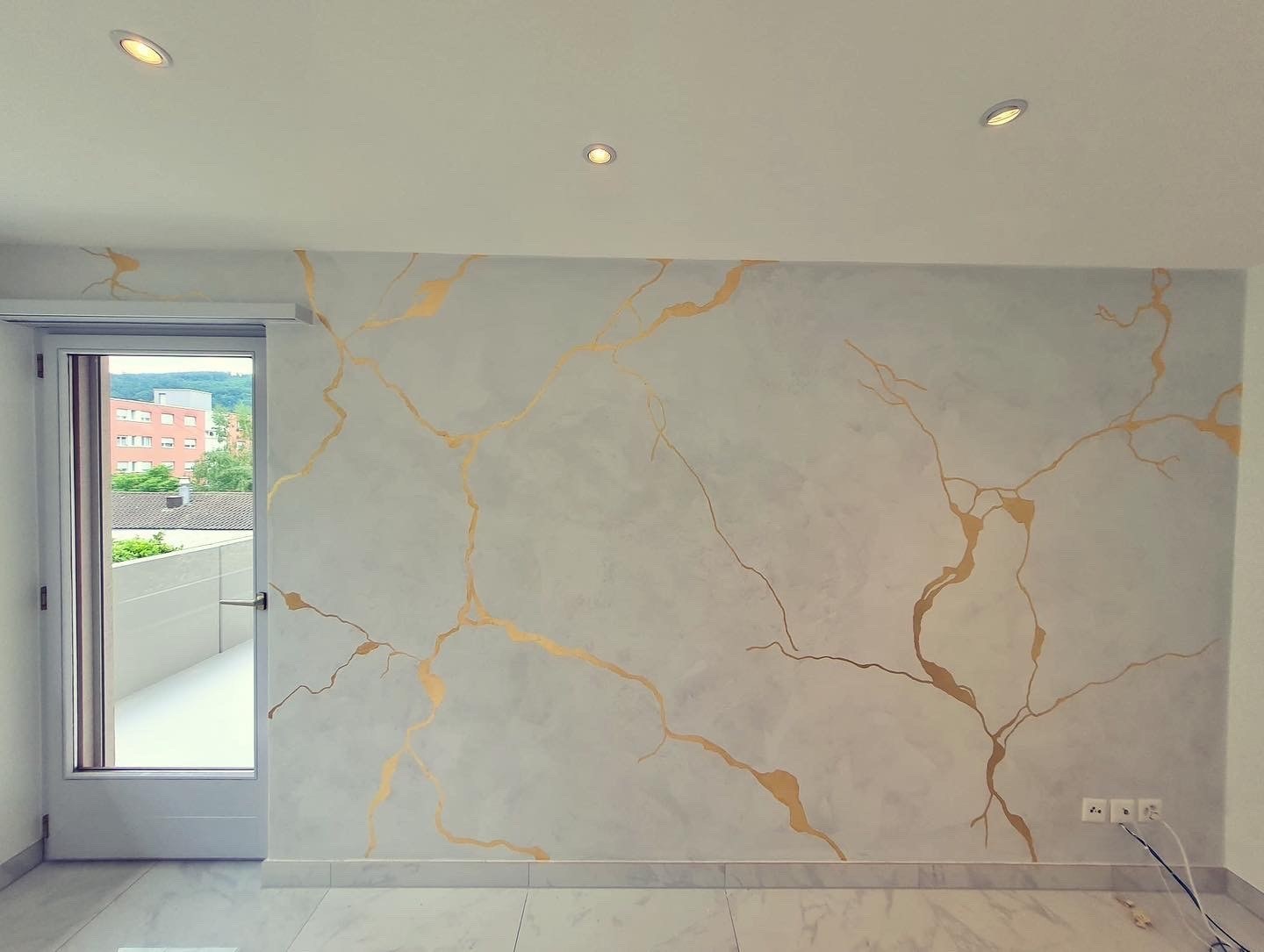 Wand mit goldenen Adern im Kintsugi-Stil