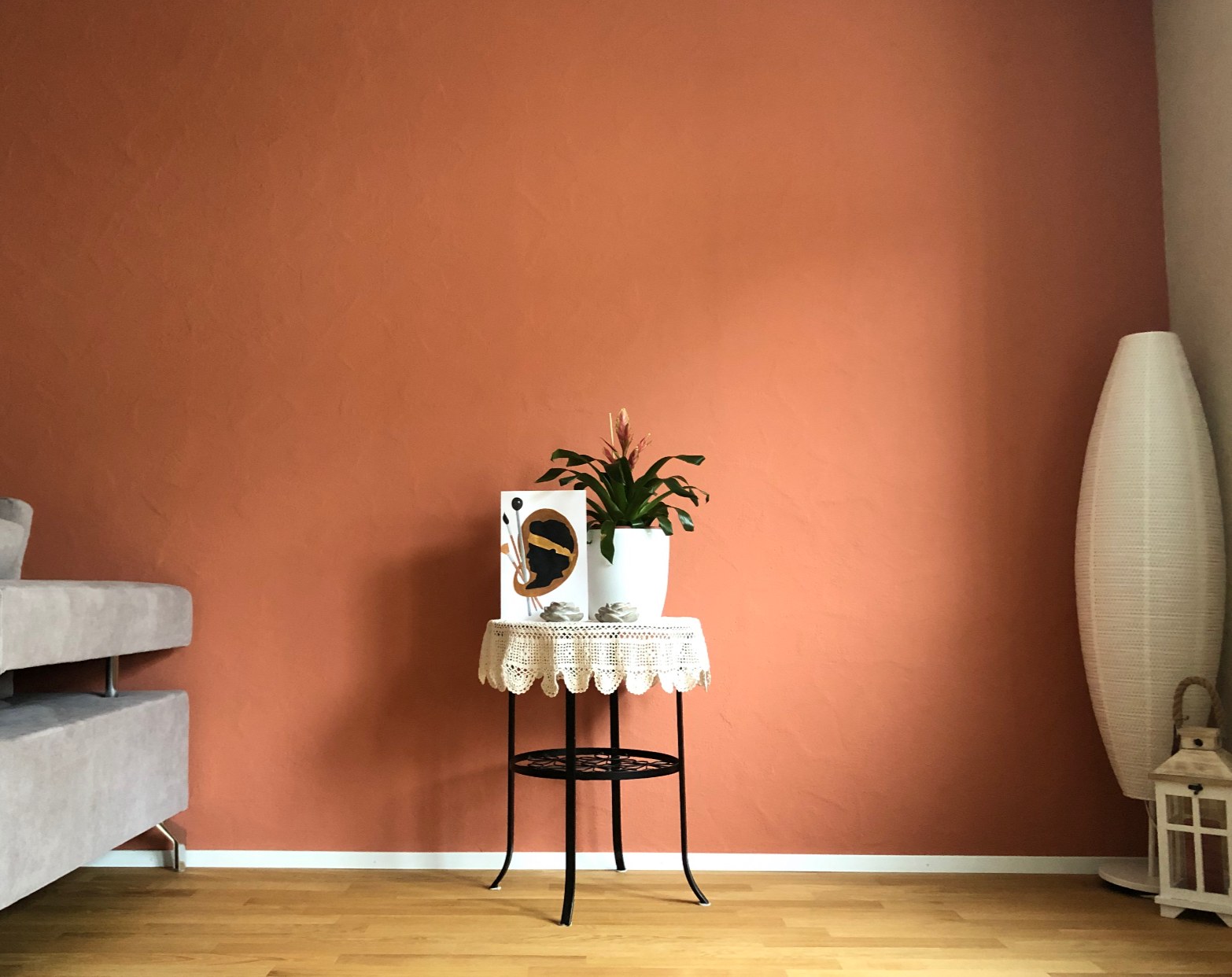 Wohnraum mit terrakottafarbener Wand