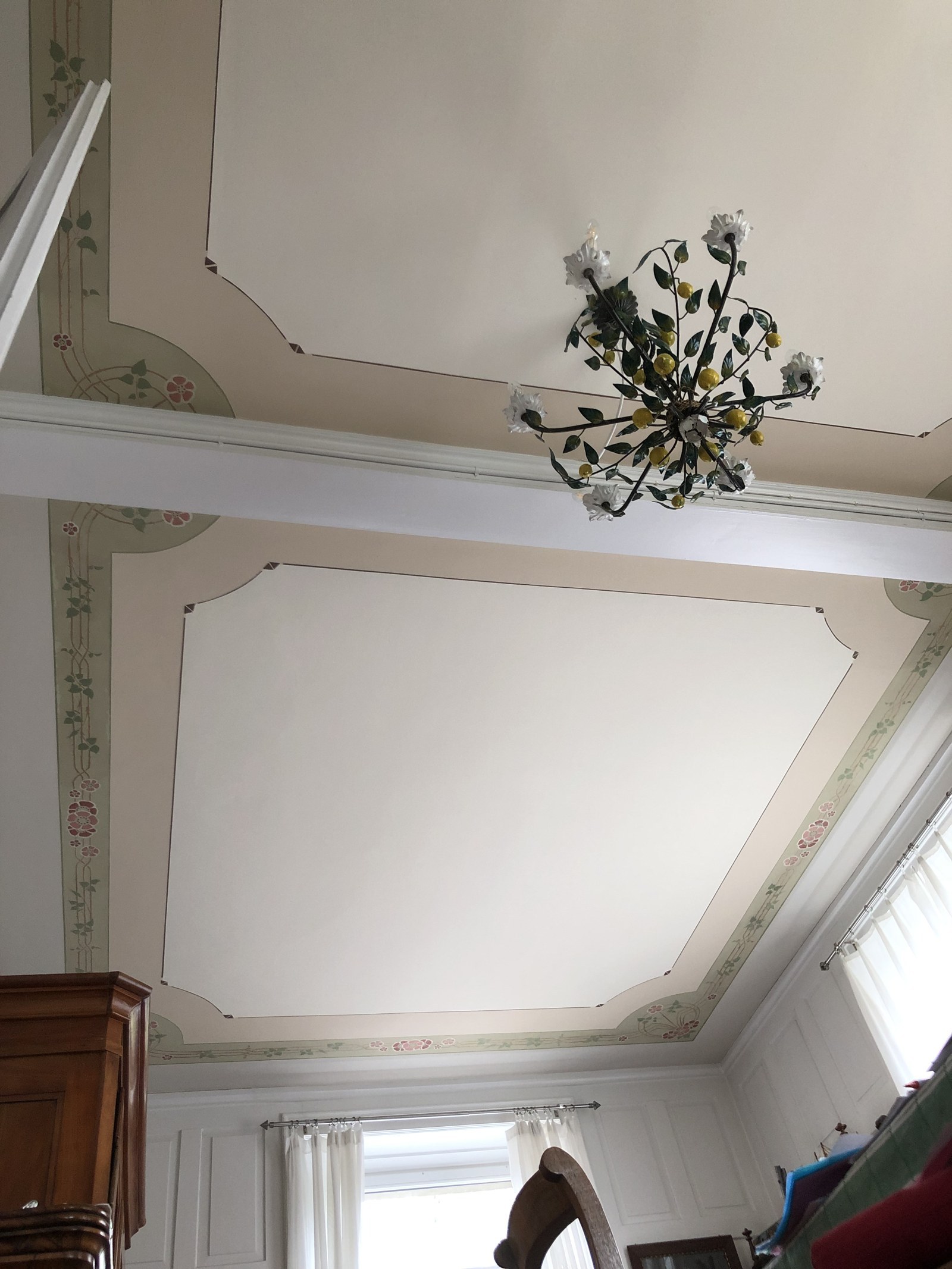 Restaurierte Stuckdecke mit Kronleuchter