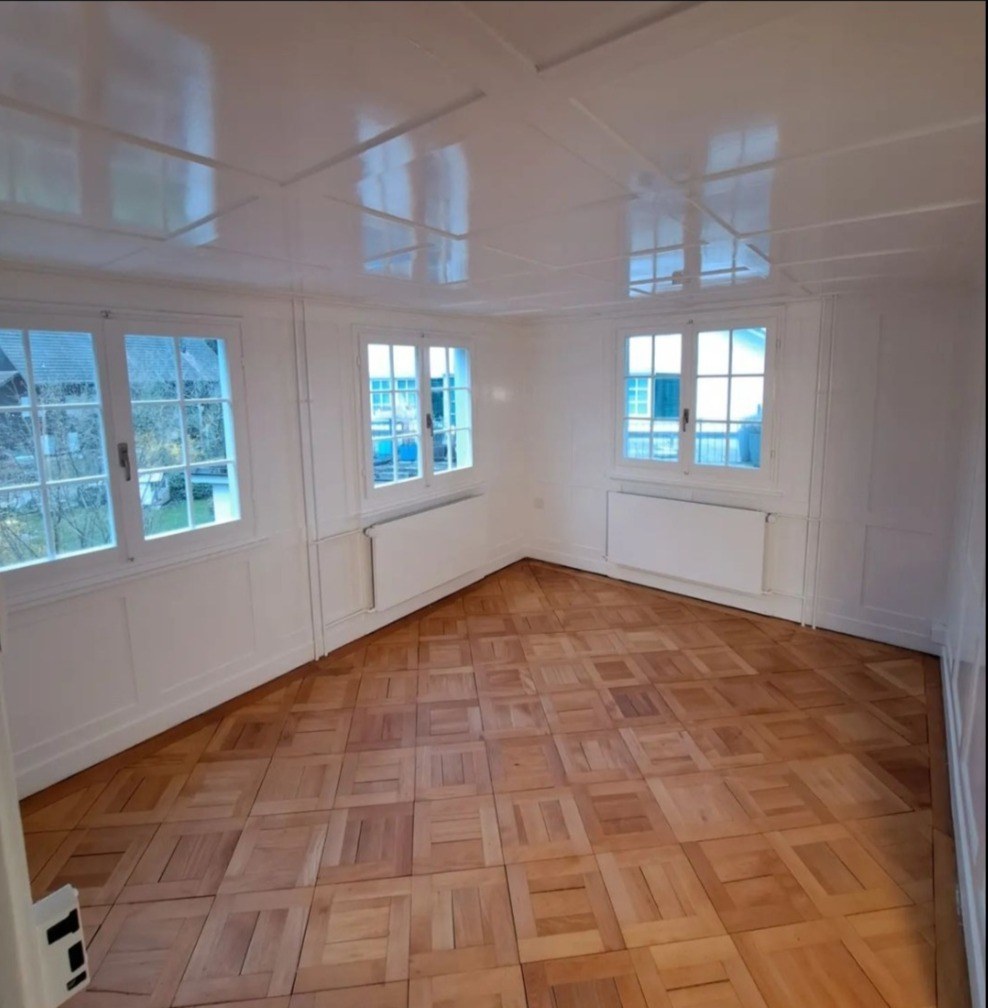 Renovierter Raum mit Parkett