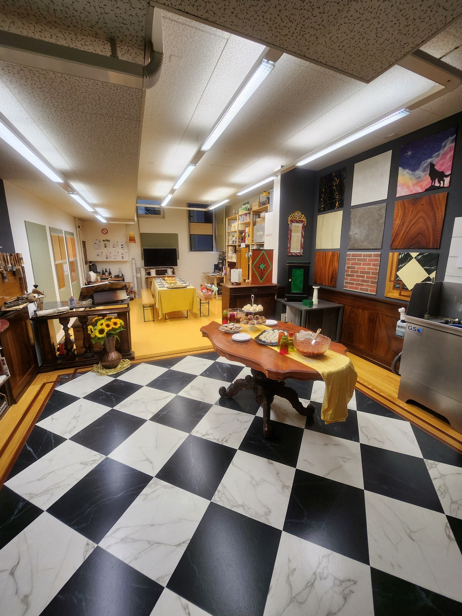 Showroom mit Schachbrettboden in Marmor-Imitation