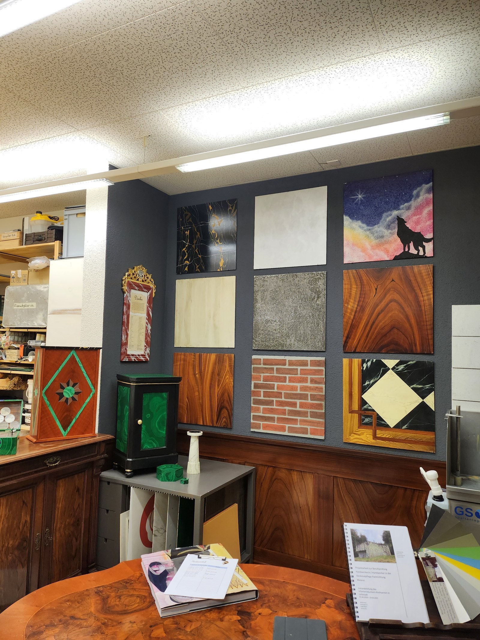 Musterplatten mit Holz- und Steinimitationen an der Showroom-Wand