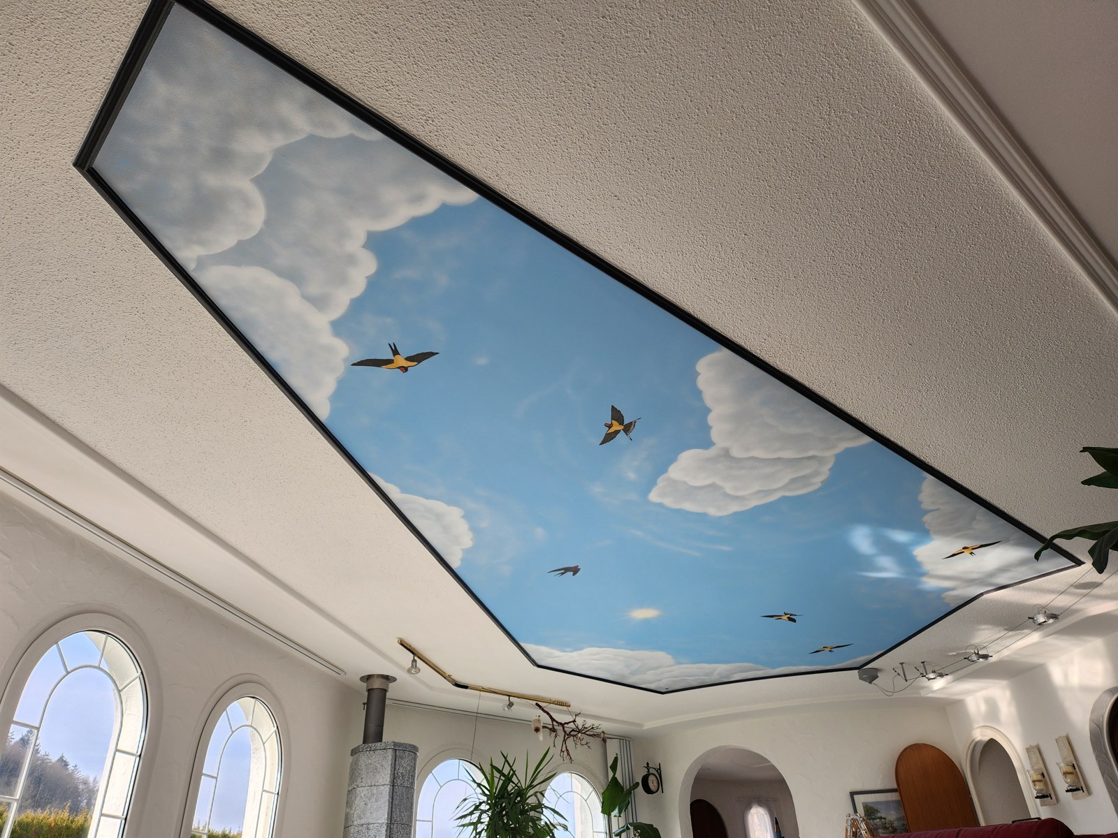 Gemalter Himmel mit Vögeln an einer Decke