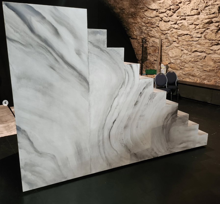 Treppe mit Marmor-Imitation